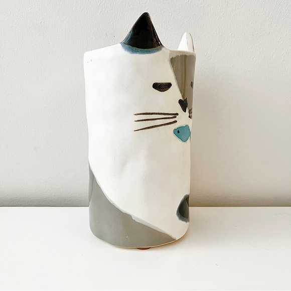 Charming Ceramic Cat Planter Vase - Stylish Scandinavian Vibe, 7-Inch Height - Picture 6 of 9
